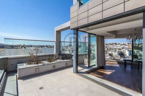 Beläget i det prestigefyllda bostadsområdet Portomaso i St. Julian's, erbjuder denna exceptionella takvåning på sjunde våningen en blandning av lyx, avskildhet och komfort på en av Maltas mest eftertraktade adresser. Fastigheten har ett rymligt kök i...