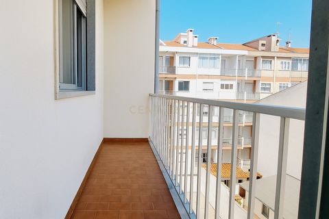 No Coração da Cidade de Samora Correia a escassos 30 minutos de Lisboa encontramos esta excelente Oportunidade de Investimento. Tratasse de um apartamento de Tipologia T3 com excelentes áreas. Este apartamento é constituído por Hall de entrada, Cozin...