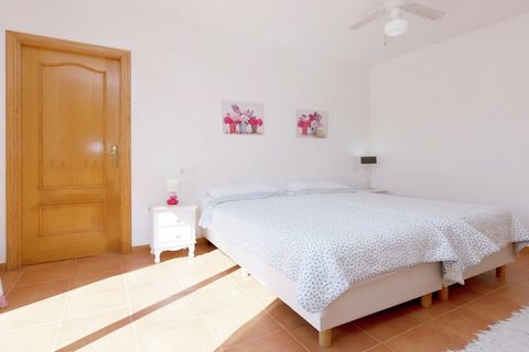 Dieses einladende, haustierfreundliche Ferienhaus in Zingst bietet einen erholsamen Rückzugsort, nur 1,2 km vom Sandstrand der Ostsee entfernt. Es ist ideal für Familien, liegt nur wenige Gehminuten vom Stadtzentrum entfernt und in der Nähe von Sehen...