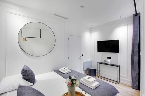Come and experience a memorable Parisian getaway in our superb air-conditioned 2-bedroom apartment with 59m² that can accommodate up to 6 people. Nestled in the heart of the trendy Montorgeuil district and the Grands Boulevards, this well-appointed a...