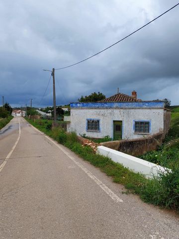 Procura uma nova casa na zona do Algarve? Seja para habitação própria ou para passar férias? Rodeada de natureza e com sossego completo? Chegou a sua oportunidade! Apresento-lhe esta moradia T4 em Barão de São Miguel, na freguesia de Vila do Bispo, L...