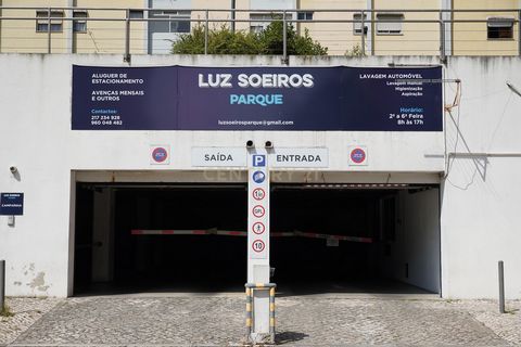 Ubicación privilegiada en São Domingos de Benfica, a pocos minutos del Estádio da Luz, Torres de Lisboa... Amplio espacio para coche grande o mediano + moto -2ª planta, con fácil acceso a través de rampas anchas y poco empinadas. Máxima seguridad, co...