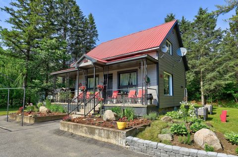 Située en bordure de la rivière L'Assomption, cette charmante propriété à deux étages vous propose quatre chambres, deux salles de bain, un salon avec foyer au bois et une cuisine rénovée avec comptoir en quartz et îlot en granite. Plusieurs améliora...