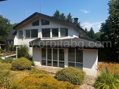 Orbita Agency biedt een gezinswoning te koop aan aan de voet van de Vitosha-berg. Het huis heeft een oppervlakte van 400 m². verdeeld in twee niveaus en een kelder, gebouwd in 1997, heeft de volgende verdeling: eerste niveau - inkomhal, grote woonkam...