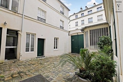 Au cœur du Marais, dans un immeuble chargé d'histoire, découvrez cet appartement d'angle de 55 m² situé au 1er étage par escalier. Il se compose d'une entrée, d'un grand séjour avec cuisine ouverte, d'une chambre, d'un bureau/chambre d'enfant ainsi q...