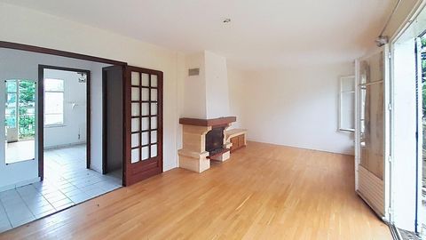 Olivet Sud. Idéal investisseur ou résidence principale. Appartement 4 chambres avec balcon + jardinet + stationnement privé. Pas de copropriété. Pas de charges communes.