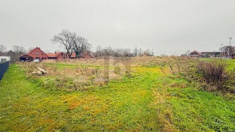 This residential plot in Steimbke Wendenborstel offers you the perfect opportunity to realize your dream property. With a land area of 2430 m² and the option to build according to your own wishes, you can create your individual home here. The family-...