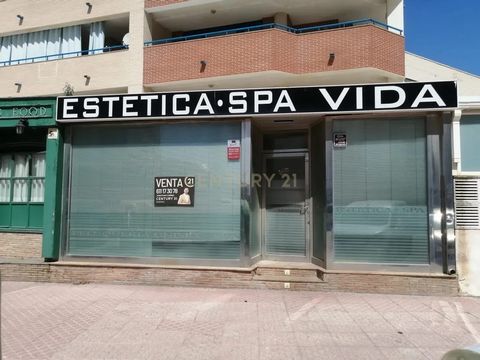 Are you looking to buy a commercial property in Calpe? We present an excellent opportunity to acquire this property located on Avenida Rosa de los Vientos, a street full of shops, pedestrian traffic, and just a few meters from the beach an ideal loca...