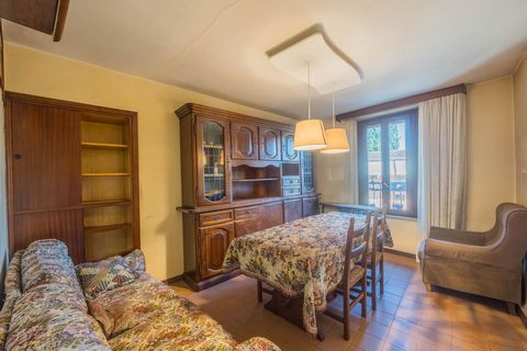 In het hart van Desenzano wacht dit te restaureren rijtjeshuis om weer tot leven te worden gewekt. De woning biedt een groot potentieel voor iedereen die een woning wil ontwerpen volgens zijn eigen ideeën, of het nu gaat om een charmant vakantiehuis,...