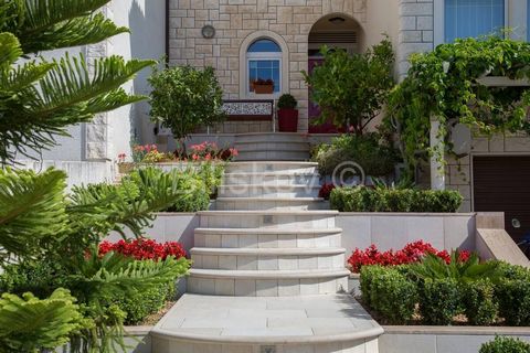 Brac, Bol, stone house with a gross area of 561m2 on 4 floors, on a plot of 394m2. On the ground floor there is a garage and a two bedroom apartment. On the first floor there is one two-bedroom and 2 one-bedroom apartments. On the second floor is a t...