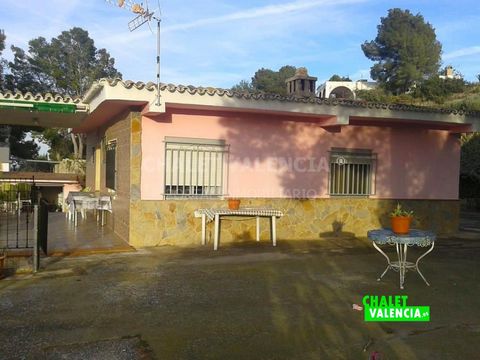 Villa with pool in Montserrat, 25 minutes by car from the city of Valencia, with beautiful views and electricity and water supply. Rustic plot of land of 1660m2, with easy access, large parking area for cars, closed garage and 4x6m pool. Main house o...