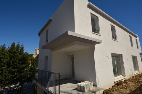 Casa Livello 2, Vista Collina, Esposizione Sud / Ouest / Nord, Stato generale Nuovo, Riscaldamento Climatizzazione reversibile, Risanamento Scarico diretto Camera 3, Bagni 1, Doccie 1, Wc 2, Terrasses 1, Garages 2 Circondario Casa A contatto per un l...