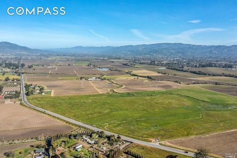 I södra Sonoma finns 76+/- hektar som ligger i Sonoma Coast, Carneros och Sonoma Valley AVA. 40-46+/- hektar beräknas vara planteringsbara till vingårdar. Zoninde- LIA, markintensivt jordbruk med skatteförmåner enligt Williamson Act. Platsen ligger i...