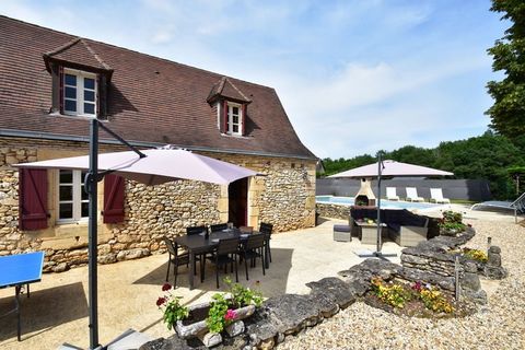 Esta es una casa de vacaciones en Saint-Léon-sur-Vézère, Dordogne. Incluye una piscina privada, 3 dormitorios, una barbacoa de piedra, jardín y terraza, lo que lo hace ideal para familias y grupos que viajan juntos. A 0.05 km de la casa, encontrará b...