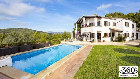 Fincas with panoramic views Mallorca: This romantic finca in Mediterranean Mallorca style is located in the area of Santa Ponsa and only 15 minutes from Palma, in the southwest of the island of Mallorca. The charming finca has about 330 m2 of living ...