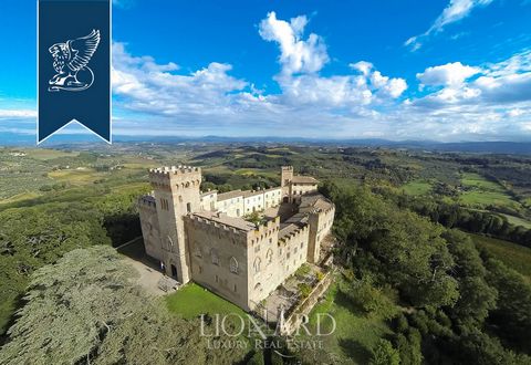 Ce prestigieux château du Xème siècle est à vendre dans le Chianti, à mi-chemin entre Florence et Sienne. La propriété est entourée de 1 000 000 mètres carrés de terrain, où sont produits de l'huile et du vin. La surface intérieure s'étend ...
