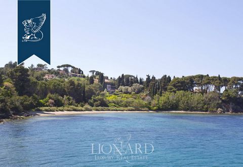 En Toscane, le long de la route qui mène à Porto Santo Stefano, cette luxueuse villa est à vendre avec trois entrées sur la mer, une sur les rochers et deux sur la plage, et un emplacement bateau à seulement 200 mètres de la maison. La propriété est ...