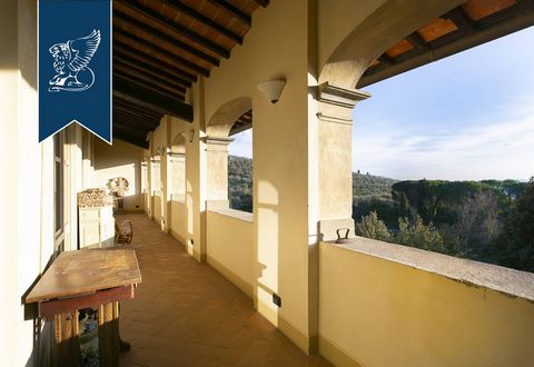 В Кастельфранко-ди-Сопра, провинция Ареццо, продается трехэтажная старинная вилла восемнадцатого века. Построенная в 1760-1764 годах летняя резиденция была вместе с прилегающей к ней фермой отреставрирована в 1902 году маркизом Пьеро Баргальи, которы...