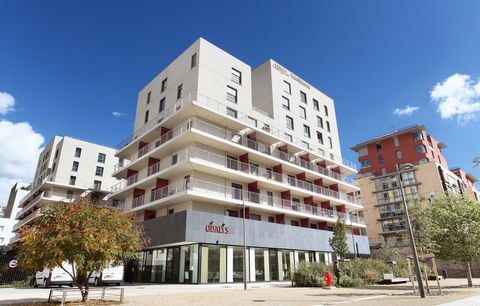 L'Appart'Hôtel, à l'architecture moderne, est situé au cœur du 2ème arrondissement de Lyon, avec commerces, services, centres commerciaux, cinémas, sites de loisirs et culturels. Dans un quartier résidentiel proche du centre-ville, la résidence est u...