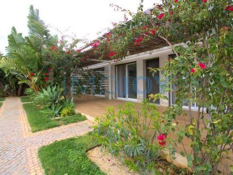 Magnificent Villa 3 isolated, modern architecture and all remodeled, in the area of Algoz. The villa consists of a huge garden, with fruit trees (lemon trees, banana trees, avocados, etc.) and a fantastic swimming pool. Inside you will find a large l...