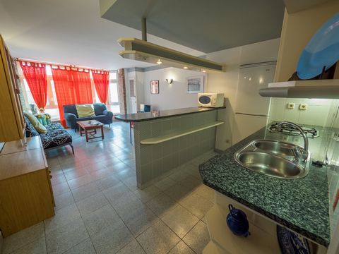 Het appartement in Rosas / Roses heeft 1 slaapkamer en heeft een capaciteit van 2 personen. Het appartement is gezellig, en heeft 45 m². Het is gelegen op 0,01 km van het zandstrand, 0,45 km van de supermarkt, 0,55 km van het busstation. Het huis lig...