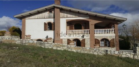 Villa free on 4 sides with panoramic views over the beautiful Majella mountains, only 5 minutes from the center of Torricella Peligna and a few steps from the archaeological site of Juvanum. The villa is on 2 levels and consists of: ground floor with...