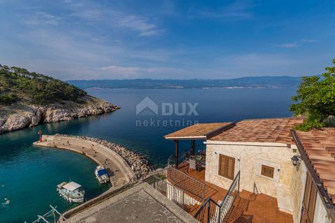 Location: Primorsko-goranska županija, Vrbnik, Vrbnik. KRK ISLAND, VRBNIK - An attractive complex of houses in the first row to the sea It consists of a total of three renovated stone houses, located on a cliff above the sea, which function as one un...