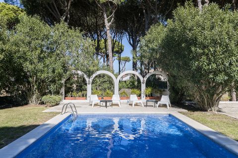 Welcome to this beautiful villa located in Chiclana de la Frontera with a capacity of 6 people. On the exterior of this wonderful property, you will find large gardens where you can play with the little ones or relax sunbathing on the sun loungers av...