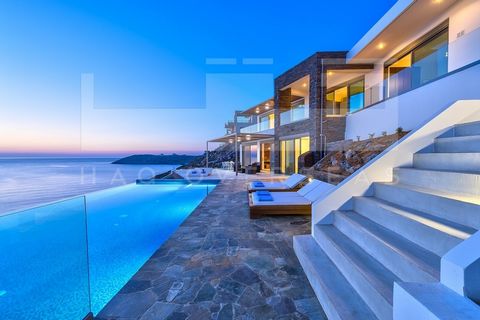 Een fantastische modern ontworpen villa gelegen boven de zee met 270m2 woonoppervlak. Het beschikt over 5 slaapkamers, een verwarmd overloopzwembad en een open woonkamer. Het ontwerp zorgde ervoor dat alle slaapkamers een prachtig uitzicht over de ze...