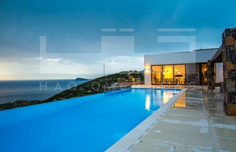 This magnificent hillside villa for sale on the outskirts of istron, Kalo Horio, overlooks the bay across the town of Agios Nikolaos and Mount Sitia just 700 m from the famous Voulisma beach. The property occupies a built-up area of 420 sqm in accord...