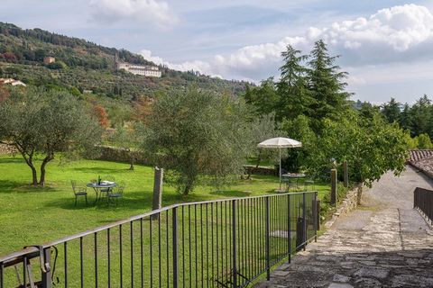 Villa Isabella ligt in een betoverend landschap met wijngaarden en uitgestrekte olijfgaarden. De villa is zorgvuldig gerestaureerd en de Toscaanse charme is behouden gebleven met houten balken en terracotta vloeren. U komt de villa binnen via een gro...