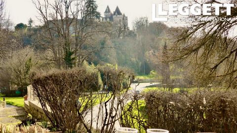 A11982 - Dit onder architectuur gerenoveerde stenen huis heeft veel karakter en charme en een geweldige ligging in het gewilde 'vallei van de vijf kastelen' gedeelte van de Dordogne-vallei. Het zou een gemakkelijk, onderhoudsarm lock-and-leave vakant...