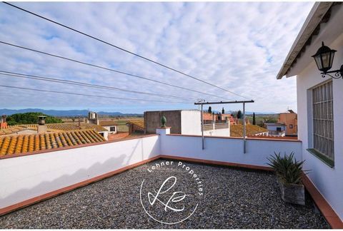 House in the center of the quiet town of Cabanes ready to move in. It consists of 248m2 built, and distributed over 3 floors. On the ground floor there is a large garage of 45 m2 with capacity for two cars. On the first floor there is a large living-...