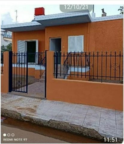 Huis te koop in Amaliada, Peloponnesos. Huis met een oppervlakte van 67 m², gelegen op een perceel van 350 m². Bouwjaar 2003. Het huis heeft een woonkamer gecombineerd met een keuken, een slaapkamer, een badkamer. De salon heeft een open haard, zonne...