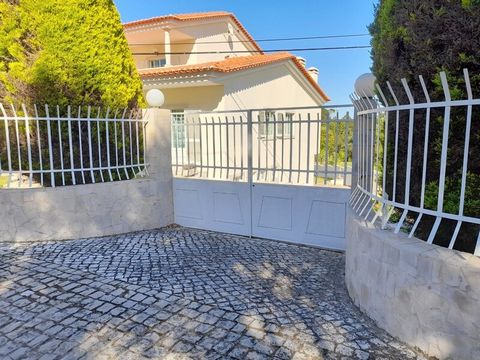 Located in Costa de Prata. Here it is possible to live in full comfort and privacy. Out of the hustle and bustle of the city center and close to everything that enhances your quality of life. House consisting of 5 bedrooms, 2 kitchens, 4 bathrooms; g...