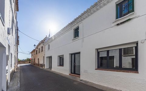 Village house completely renovated with patio in La Bisbal del Penedès.   On the ground floor is the hall and a living room, a large partially equipped independent kitchen with space for a table and chairs and access to the patio at double height. Th...