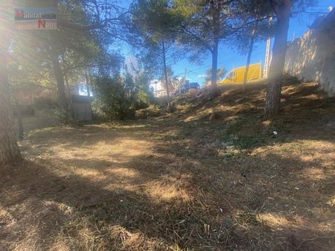 BUILDING PLOT OF 495 M2 IN RESIDENTIAL AREA WITH ALL SERVICES AT STREET LEVEL. IDEAL FOR THE CONSTRUCTION OF A VILLA OF TWO FLOORS ON HIGH, PLUS THE GARAGE AND GARDEN AND POOL AREA. TOTALENTE FENCED AND WE HAVE THE URBAN REGULATIONS OF EDICABILIDAD A...