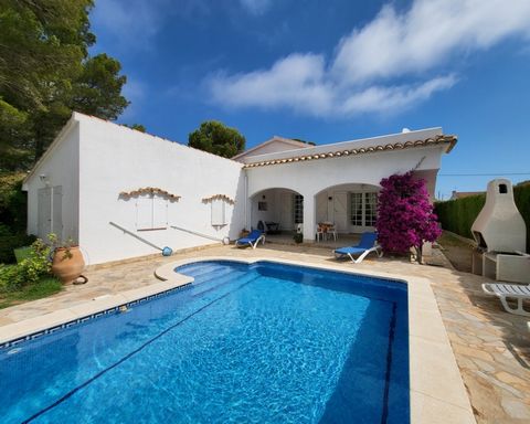 In the coastal area of lAmetlla de Mar just 350 meters from the Mediterranean Sea we sell an isolated detached house of 155 m2 built located on a landscaped plot of 768 m2 with swimming pool and barbecue The house distributed over two floors consists...
