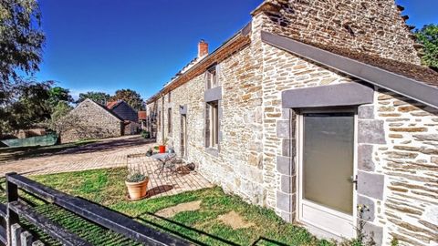 Superb farmhouse of 5 rooms in stone, on vaulted cellar, with veranda, completely restored in 2021, located in the gorges of the Sioule, 30 minutes from Riom, 40 minutes from Clermont-Ferrand and Vichy. At CR: Living dining room of 34 m2 with bread o...