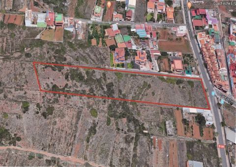 3 plots of land are sold that are located in Llano del Moro, El Rosario, with an area of ​​9,807 m 2, of which 6,363 m 2 are developable, ideal for building up to 10 independent chalet, considering that the minimum area per plot is 600 m 2, minimum f...