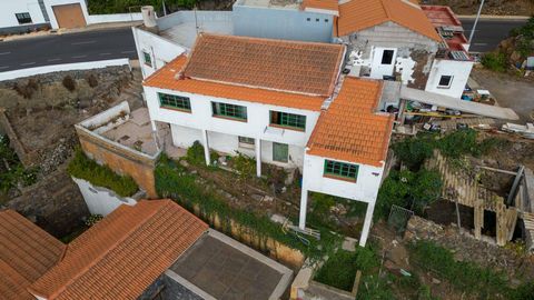 In the center of Valverde, in front of the interpretation center, Casa de Las Quinteras, we find this independent house, of 166m2 built, divided into two floors, the upper floor, where it has its main access, is used for housing, while the ground flo...