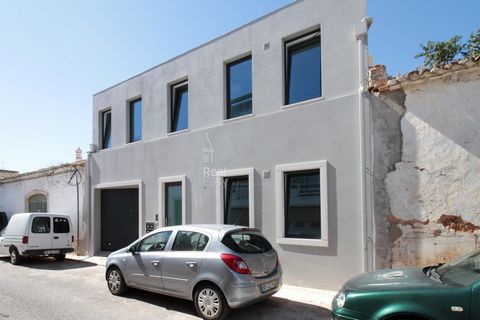 Located in Loulé. Located in a privileged area of Loulé, this building with two modern apartments (T2 and T3) is the perfect choice for those looking for a quality and luxury property to live in or to invest. The property will be sold as a whole with...