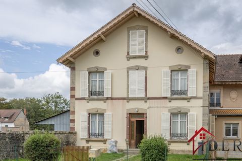 Welcome to this house, a true piece of history nestled in the heart of the Vosges, in a village rich in its historical past. Dating back to 1800, this residence has a living area of more than 245 m2 spread over three levels, offering a total of 11 sp...