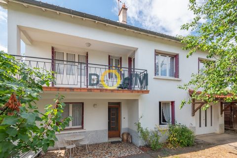 FOR SALE, Located 15 minutes from Issoire in the town of Brassac-Les-Mines, close to shops and schools Dohm Immobilier Brioude offers you this house of 172m2 ideal for a family. It consists on the ground floor of two bedrooms, a summer kitchen, a lar...