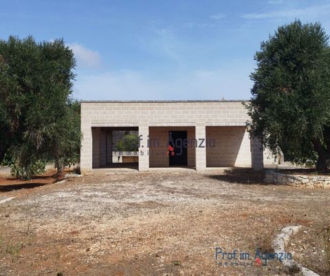 For sale is an interesting villa in a rustic state in the countryside of Carovigno, immersed in nature and located a short distance from the sea and the Torre Guaceto nature reserve. The villa consists of a large open-plan living and dining area, a k...
