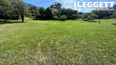 A23934EMS74 - Situated at the foot of Mont Salève, this building plot of 865m2 is in a highly desirable location in the mid-levels of Collonges sous Salève. To it’s east is a stunning view of the majestic rock formations of Mont Salève and to it’s we...
