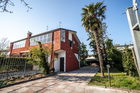 Este apartamento se encuentra en Lido degli Scacchi y se encuentra a sólo 350 metros de las playas del mar Adriático, en la región italiana de Emilia Romagna. El apartamento forma parte de un complejo situado en el centro que consta de villas y apart...