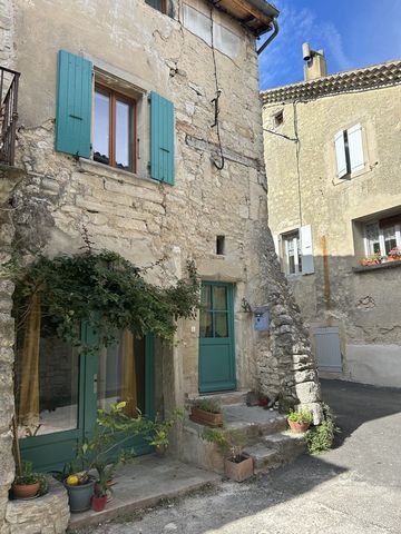 Located near Grignan, This fully renovated village house on three levels offers a pleasant living environment. The fitted and equipped kitchen opens onto a bright living room with a wood stove, creating a warm atmosphere. Two master suites offer comf...
