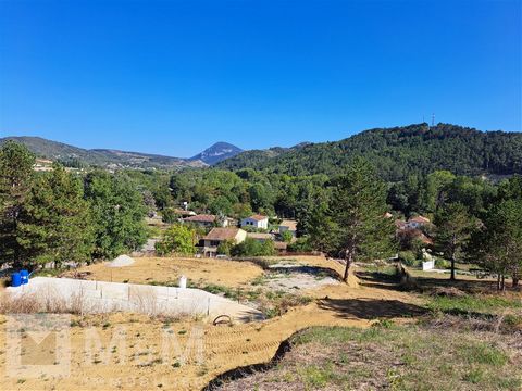 M M IMMOBILIER is pleased to present : Beautiful building land of 3011 m² in a dominant position with panoramic views located in the Couiza region near Espéraza. Sunshine all day. Close to village centre and all amenities. Plans of the future house (...