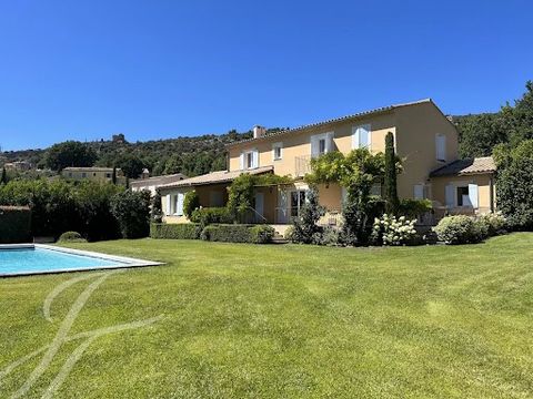 The John Taylor real estate agency is proud to present to you this exceptional property located on the outskirts of a charming hilltop village in the Luberon region. This magnificent contemporary residence spans two levels, offering a living space of...